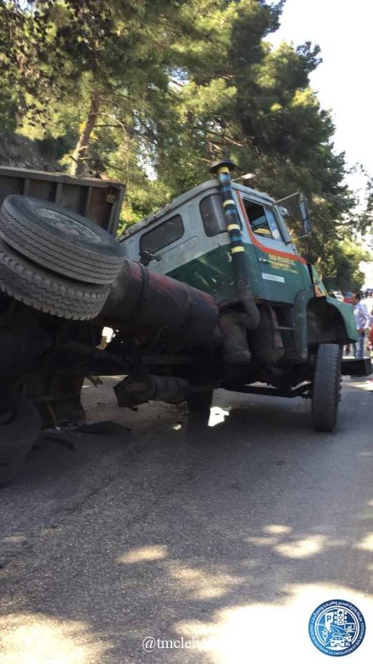 بالصور.. قطع طريق عام حريصا بالاتجاهين