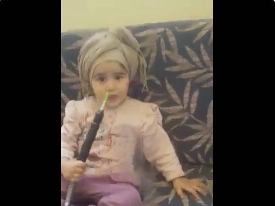 جريمة بحق الطفولة: عايشة مدمنة "أرغيلة".. برضى الوالدين