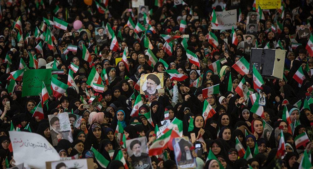 خامنئي: المشاركة الواسعة في الانتخابات ستخفف الاتهامات المتبادلة بين المرشحين