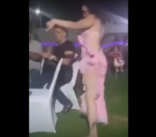 فيديو "فاضح" يطيح بمدير مطار.. هذا ما وضعه في صدر الراقصة!