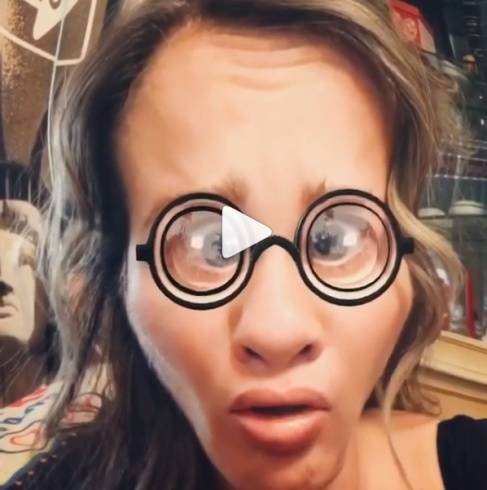 بالفيديو - خمّنوا من هذه النجمة التي أطلّت بهذا المنظر الطريف!