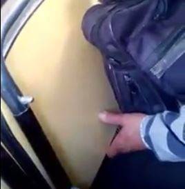 بالفيديو.. عجوز يتحرش بفتاةِ من أسفل مقعد الباص!