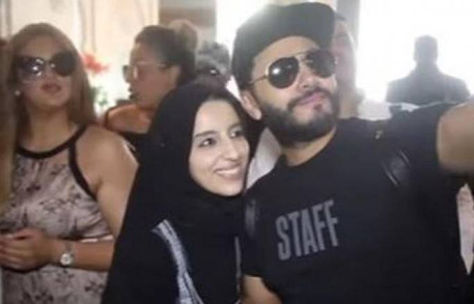 شاهد.. تامر حسني يقبل يد فتاة محجبة بالمغرب