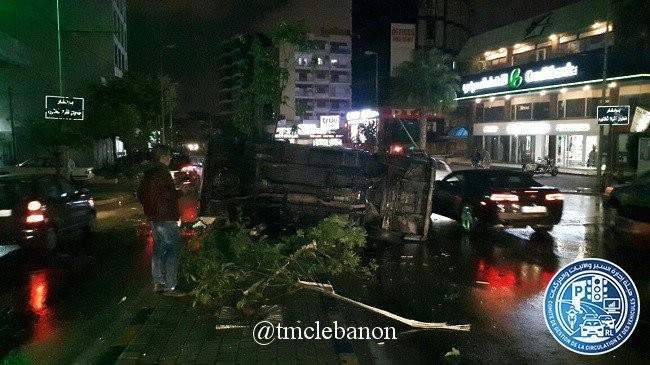 حادث اصطدام بيك اب بعامود انارة فجرا وانقلابه على اوتوستراد المدفون