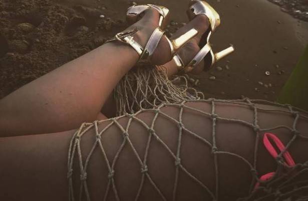 بالصور: ما فعلته ميريام كلينك على شاطئ البحر لا يخطر على البال