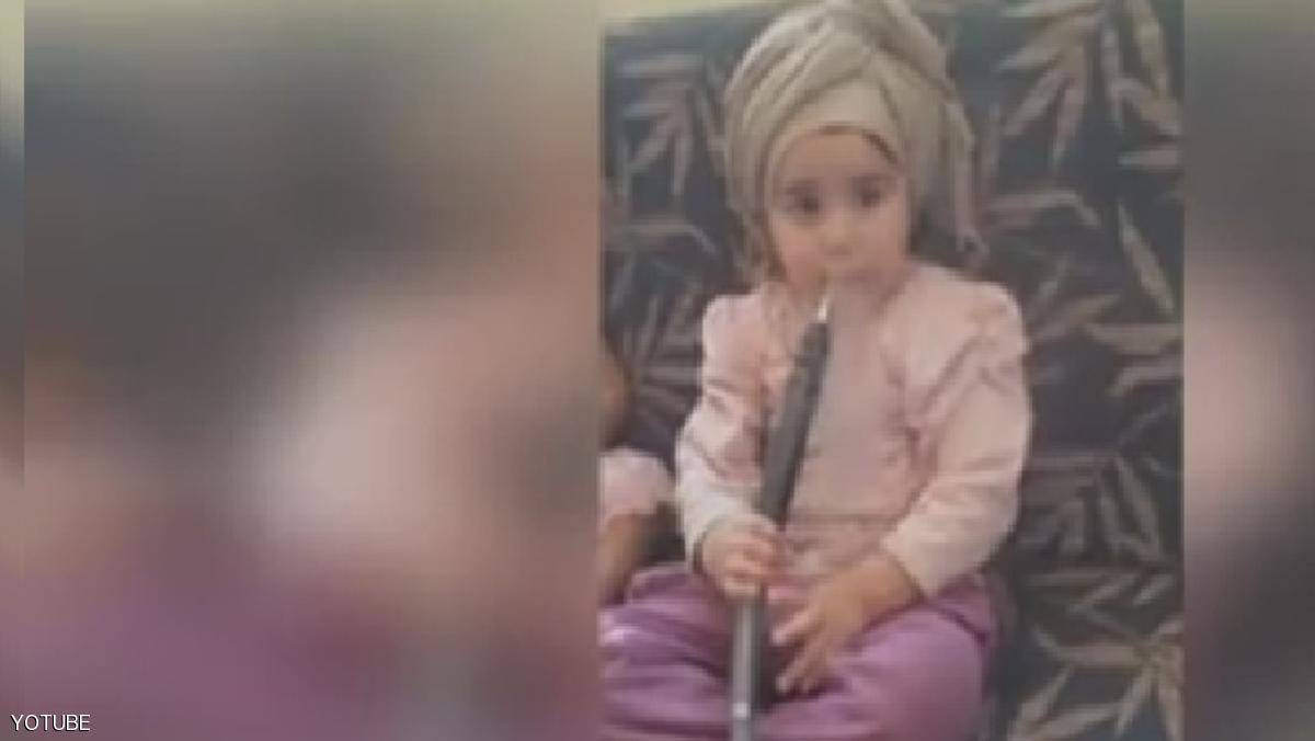"طفلة الشيشة" تثير استياء الكثير من رواد مواقع التواصل