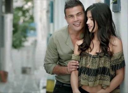 صورة .. كشف هوية الفتاة التي ارتمت في أحضان عمرو دياب أثناء حضوره حفل زفاف