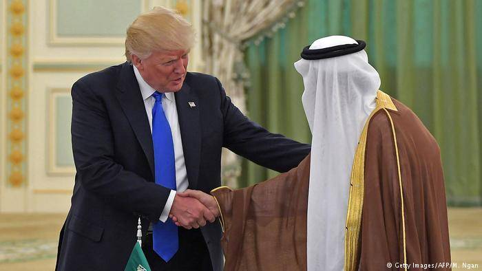 ترامب في السعودية.. زيارة "تاريخية" أم هروب إلى الأمام؟