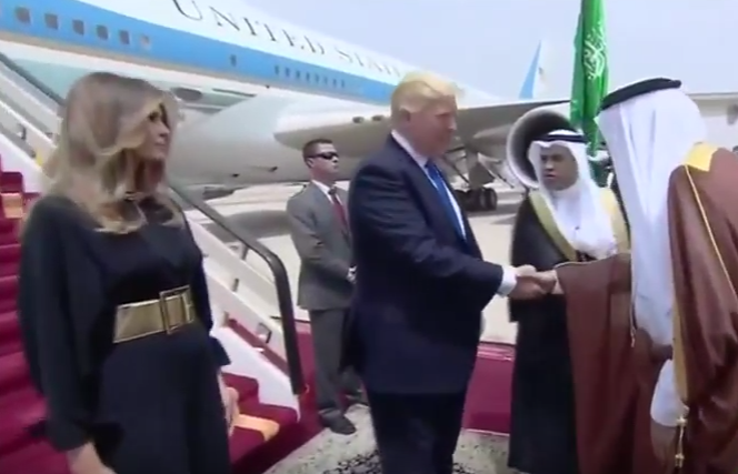 شاهد لحظة استقبال الملك سلمان لترامب وميلانيا في السعودية