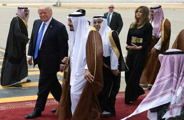 شاهد.. مترجم الملك سلمان يختلس النظر لزوجة ترامب!