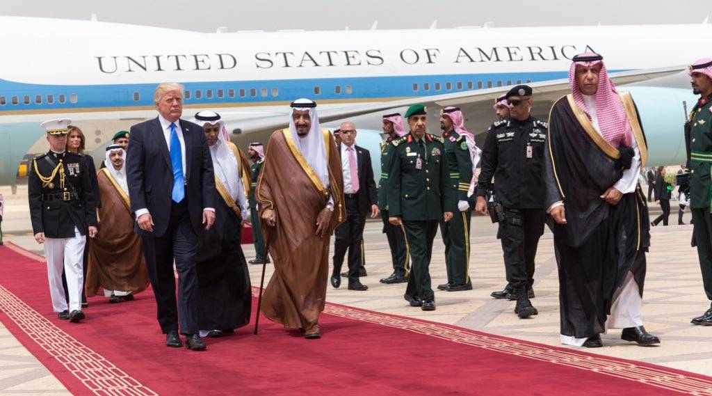 الملك سلمان يقلد ترامب وسام الملك عبد العزيز أعلى وسام مدني بالمملكة