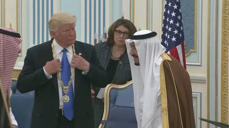 بالفيديو... سلمان يقلد ترامب أرفع وسام في السعودية