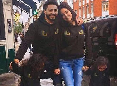 بالفيديو.. تامر حسني يقبّل زوجته أمام الجمهور
