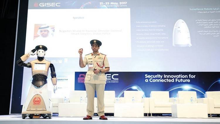 أول شرطي آلي في دبي.. يقرأ المشاعر ويكشف المجرمين!