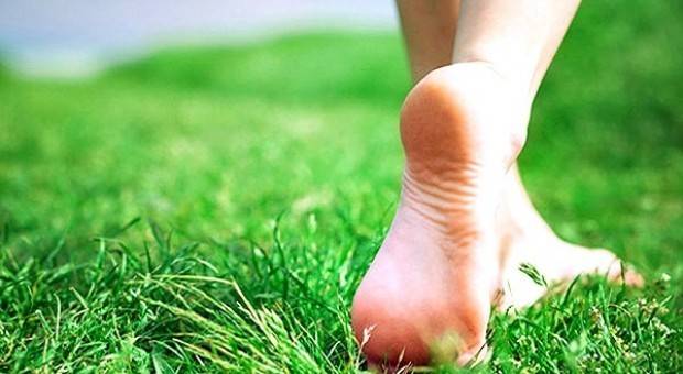 5 فوائد صحية للمشي حافيًا.. ستُهدشك