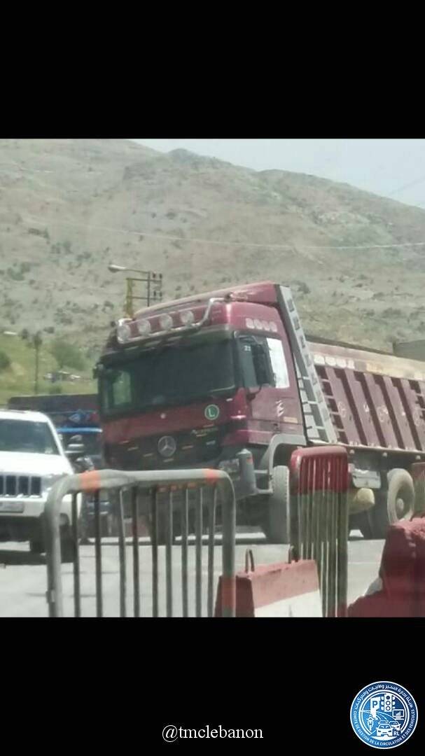 تعطل شاحنة على طريق ضهر البيدر يسبب بازدحام مروري في المحلة (التحكم المروري)