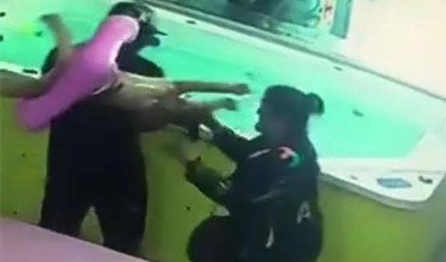 بالفيديو.. طفل يصارع الموت داخل حوض للسباحة