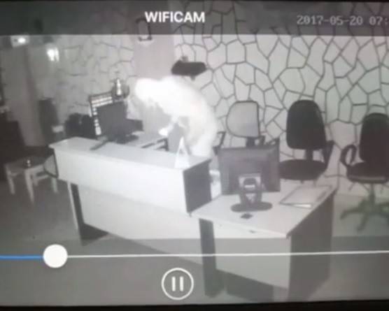 بالفيديو: بطريقة محترفة.. ارتدى الأبيض وسرق سنترالاً في لبنان