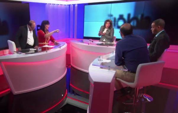 بالفيديو.. راقصة ترمي مذيعة بكأس ماء على الهواء!