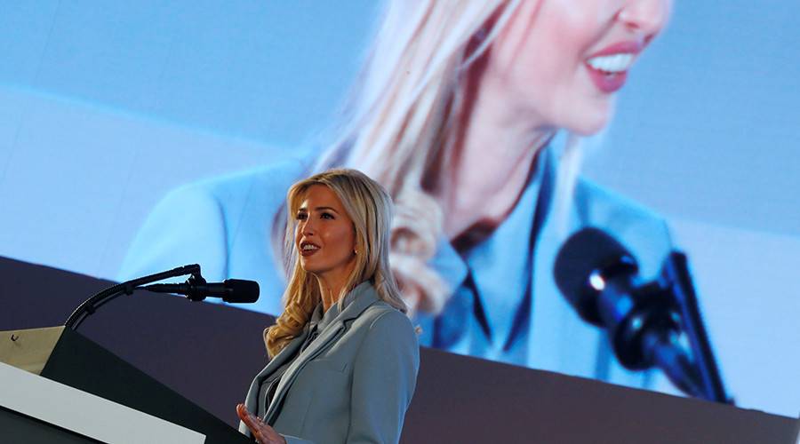 بالفيديو.. غطّ بنوم عميق: وزير التجارة الاميركي يغفو بجوار إيفانكا!