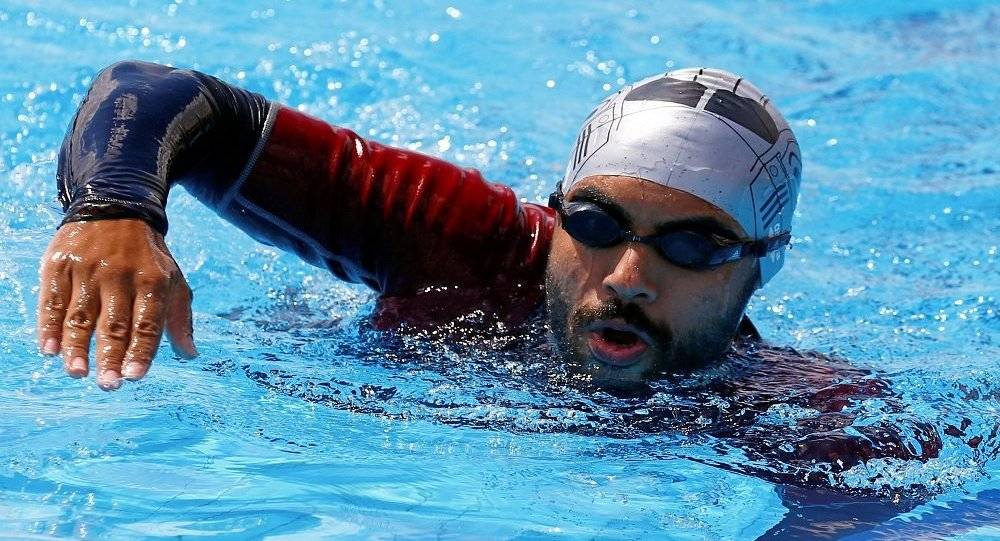 شاهد... مصري يسبح إلى الأردن بساق واحدة