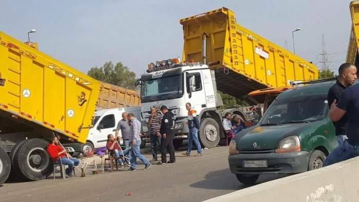اصحاب الشاحنات يقطعون اوتوستراد طرابلس