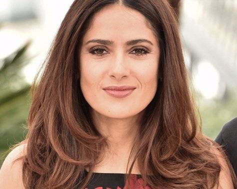 شاهدوا سلمى حايك بإطلالة غريبة ومفاجئة..!