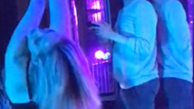 فيديو.. ممثلة مشهورة بحالة سكر تتحول إلى راقصة تعرٍ!