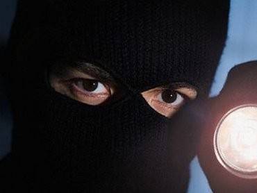 سارق دخل المحل بحجة بيع أكياس ثمّ فعل "فعلته"