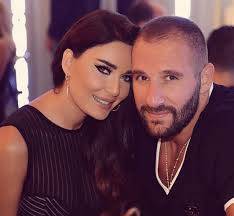 بالفيديو - زوج سيرين عبدالنور يتغزل بجمالها.. شاهدوا ردّ فعلها الغريب!