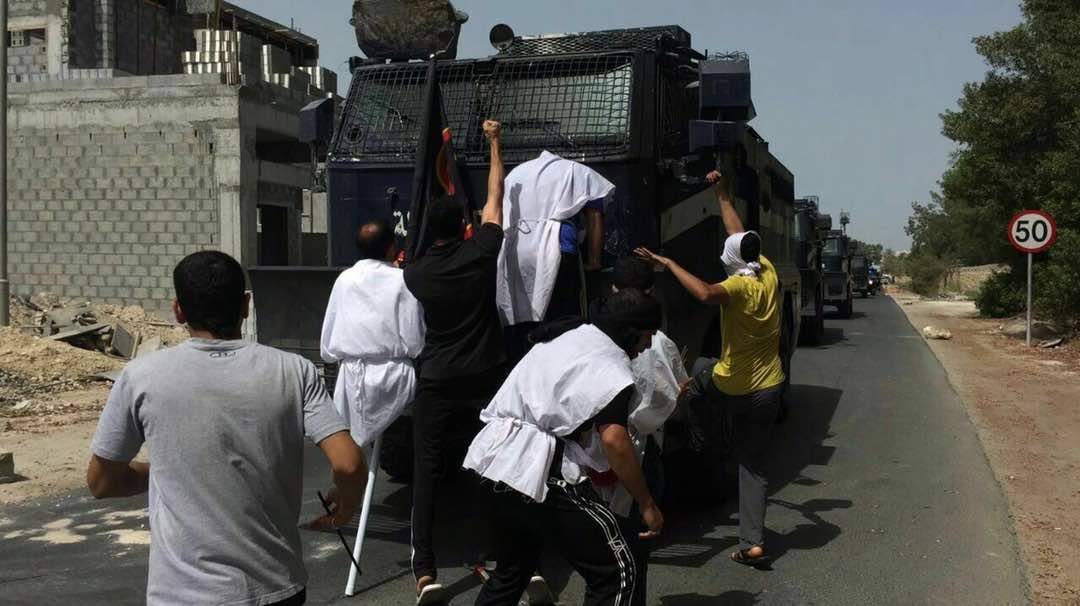 السلطات البحرينية تقتحم الدراز والمتظاهرون يتصدون بأكفانهم