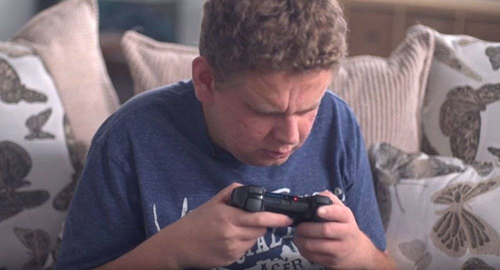 كفيف منذ الولادة يتقن ألعاب الفيديو الأكثر تعقيدا (فيديو)