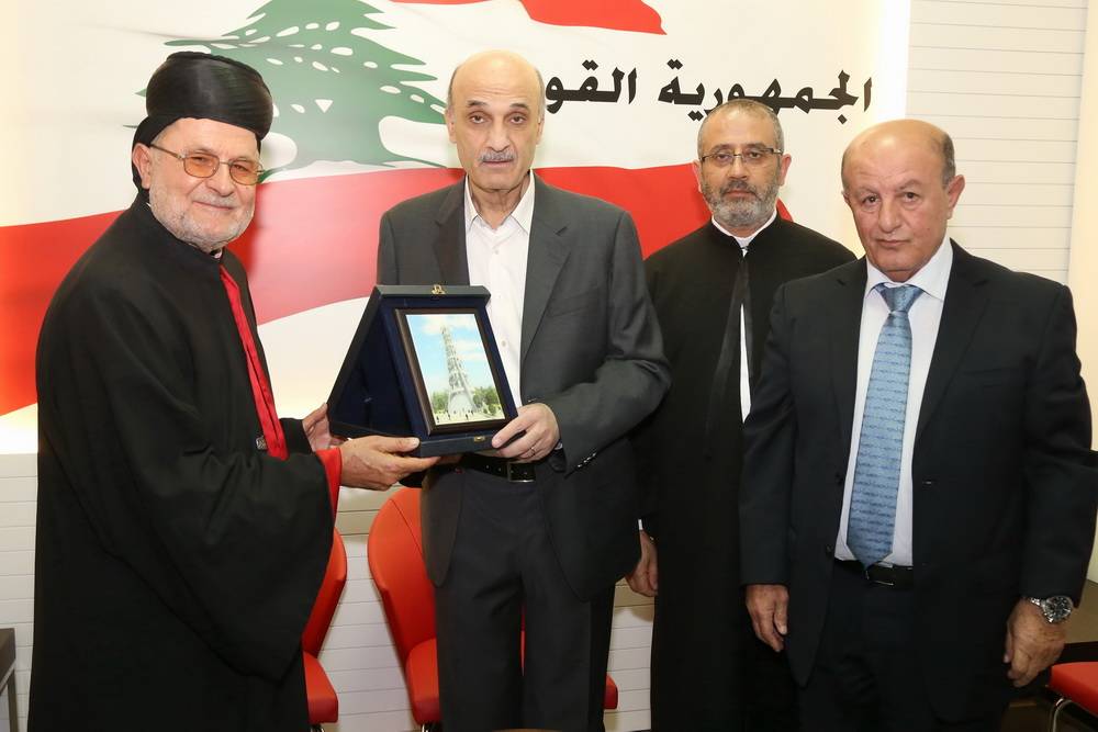 جعجع التقى وفدا من عين إبل قدم اليه درع مزار أم النور