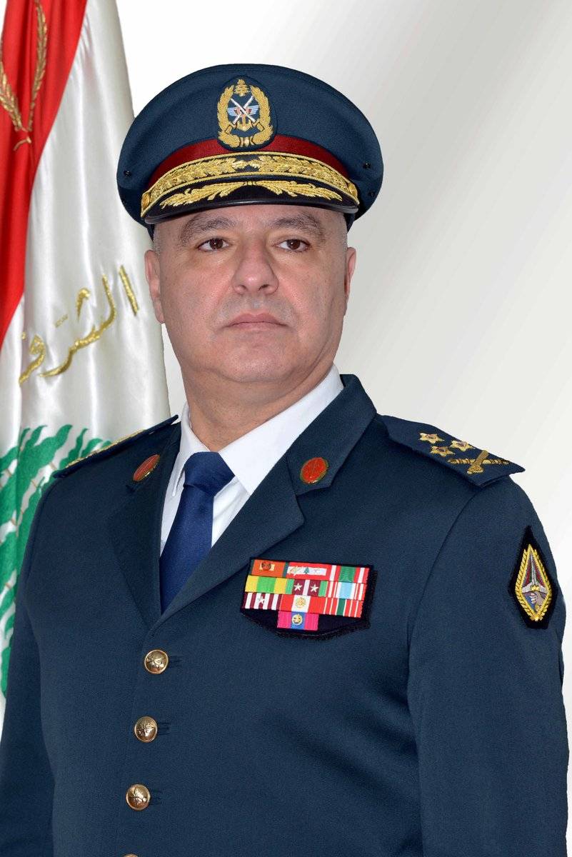 العماد جوزف عون : كان من المؤسف أن نحتفل بهذا العيد، فيما لا يزال جرح رفاقكم العسكريين المخطوفين ينزف في جسم المؤسسة والوطن، وعدي لهم ولذويهم  أن يعمل الجيش وبكل السبل المتاحة لاعادتهم إلى أحضان عائلاتهم ومؤسستهم