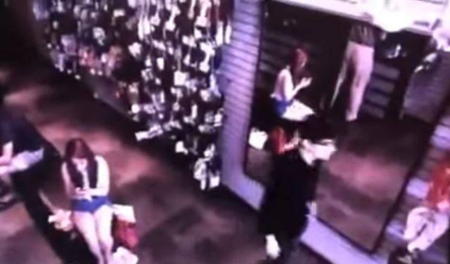 بالفيديو: رجل بلا انعكاس بالمرآة يثير الرعب في متجر