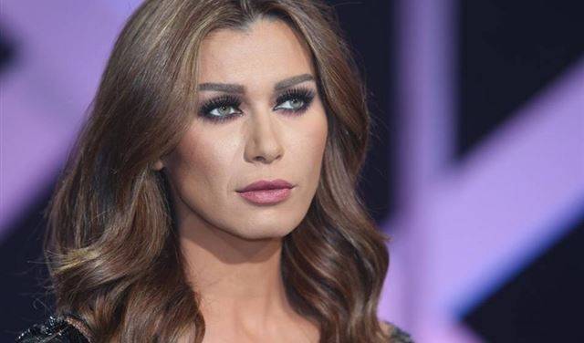 بالفيديو.. ابن نادين الراسي يخطف الانظار بوسامته وصوته الجميل