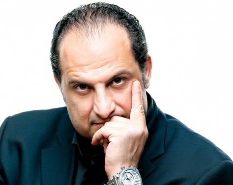 بالفيديو - خالد الصاوي يطلق النار على جمهور مسرحيته!!