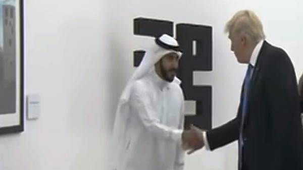 ماذا قال ترامب لهذا الفنان السعودي عندما صافحه؟