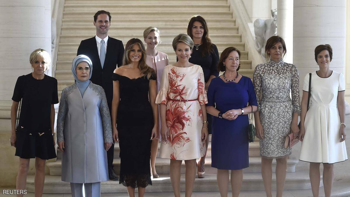 ماذا يفعل هذا الرجل وسط السيدات الأوليات لزعماء الناتو؟