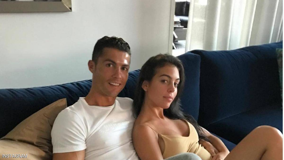 رونالدو "يتجرأ" في صورة غير مسبوقة مع صديقته الحسناء