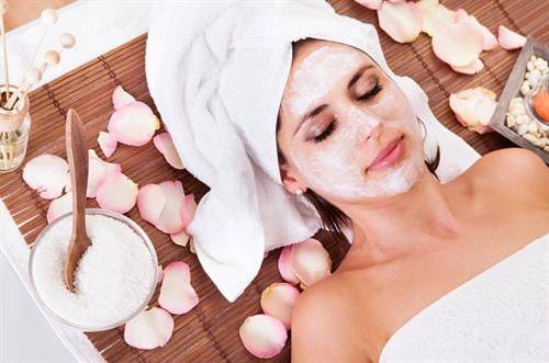 5 استعمالات لماسك اللبن ستحدث تحوّلاً كبيراً في وجهك!