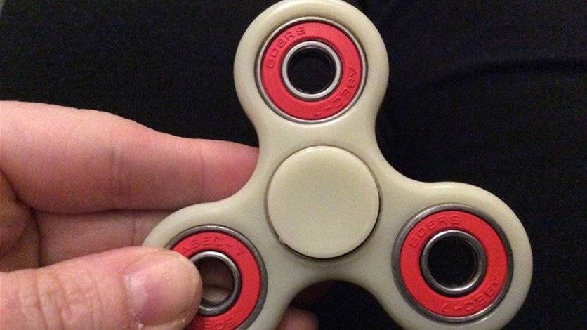 بالفيديو: استخدام جديد للـ"Fidget spinner"... لتطبيق الماكياج!