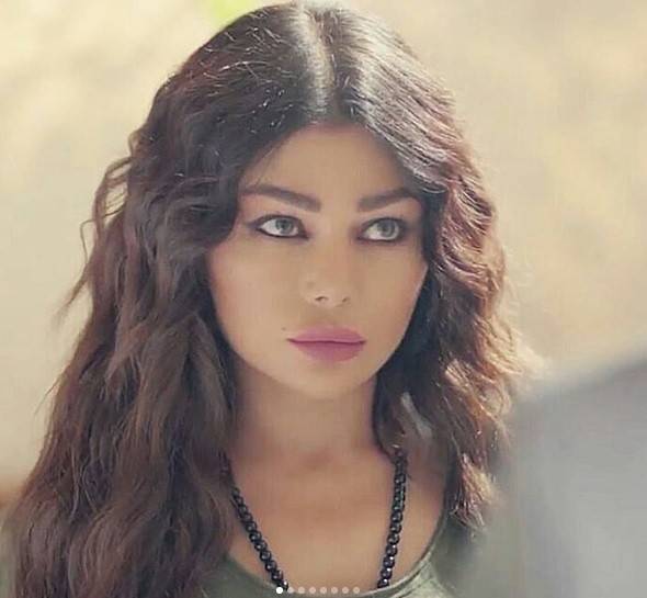 بالفيديو: هيفا وهبي بإطلالة غير متوقعة في "كان".. ما رأيكم بفستانها؟