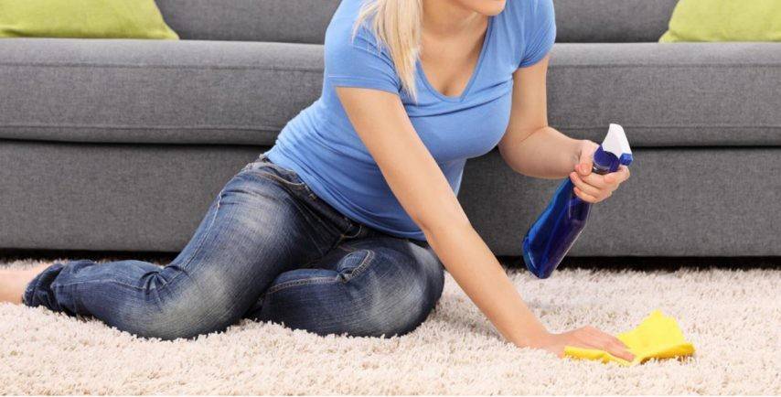 ماذا يحدث للفراش والسجاد بعد رش صودا الخبز عليهما؟