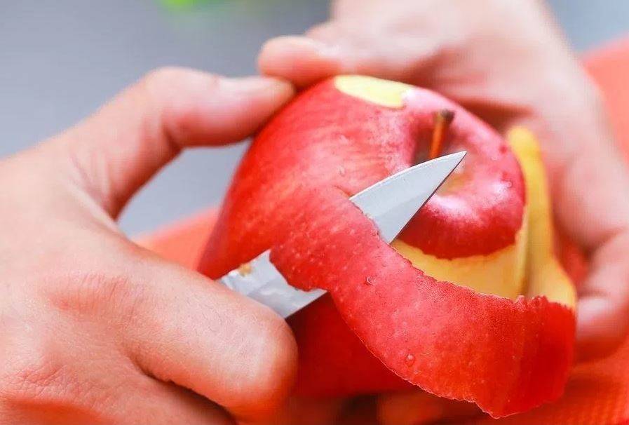 لا ترموا قشر التفاح.. فما يفعلهُ بالجسم رائع!