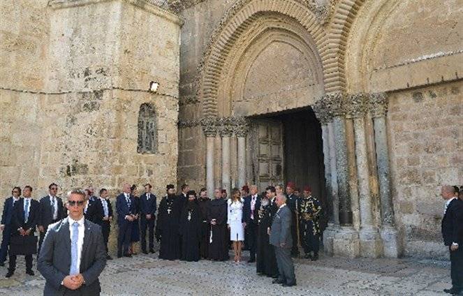 ترامب الذي أغضب المكسيكيين بسبب الجدار العازل يزعجهم من جديد في القدس.. وهذا ما حدث عند كنيسة القيامة
