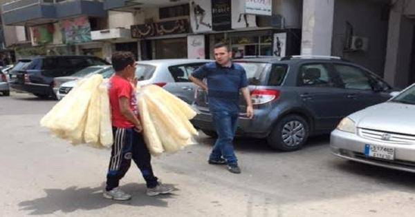 بالفيديو: عملية سرقة ضحيتها فتى سوري... وشبان لبنانيون يتدخلون