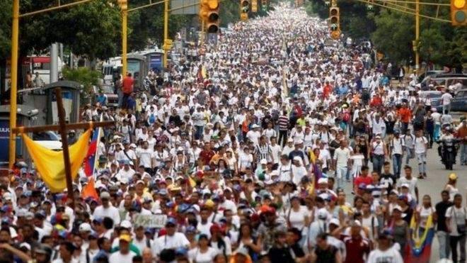 مواجهات بين الشرطة ومتظاهرين حاولوا التقدم باتجاه قاعدة عسكرية بفنزويلا