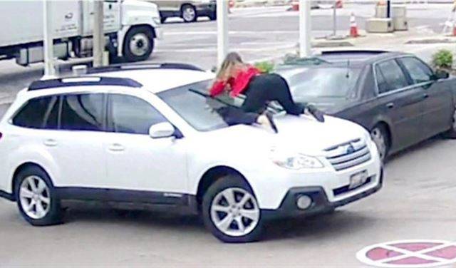 بالفيديو.. ماذا فعلت هذه الفتاة الشجاعة لمنع سرقة سيارتها؟