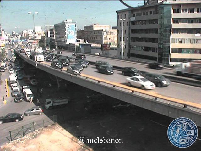 التحكم المروري: يطلب من السائقين توخي الحذر وتخفيف السرعة على جسر الدورة باتجاه نهر الموت بسبب تسرب مادة المازوت والعمل جار للمعالجة